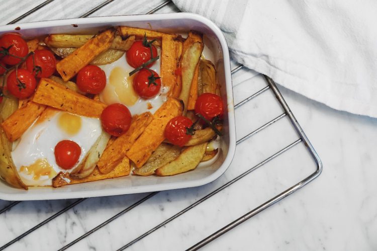 Plat d’hiver : patate douce, pommes de terre, oeufs et tomates cerises