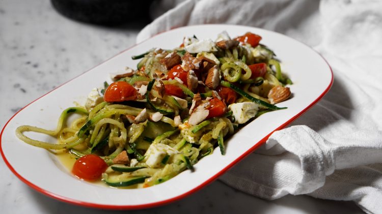 Pâtes de courgette, pesto et tomates rôties